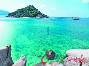 单亲爸爸带15岁孤独症儿子摆摊:希望大家多了解、包容、关爱孤独症群体